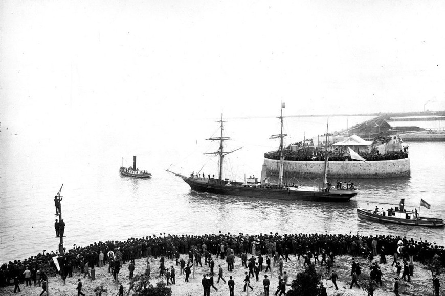 Una imagen histórica, cuando partió rumbo a la Antártida.