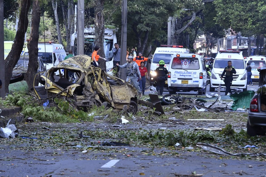 (250821) -- CALI, 21 agosto, 2025 (Xinhua) -- Imagen cedida por COLPRENSA del lugar donde se registró un atentado con explosivos en las inmediaciones de la Base Aérea Marco Suárez, en la ciudad de Cali, Colombia, el 21 de agosto de 2025. La Alcaldía de la ciudad de Cali confirmó el jueves un atentado con explosivos en inmediaciones de la Base Aérea Marco Suárez que deja hasta el momento cinco personas muertas y 36 más heridas. (Xinhua/COLPRENSA) (vf)