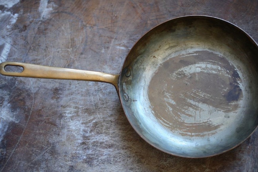 Existe una forma segura y económica de restaurar tu sartén
