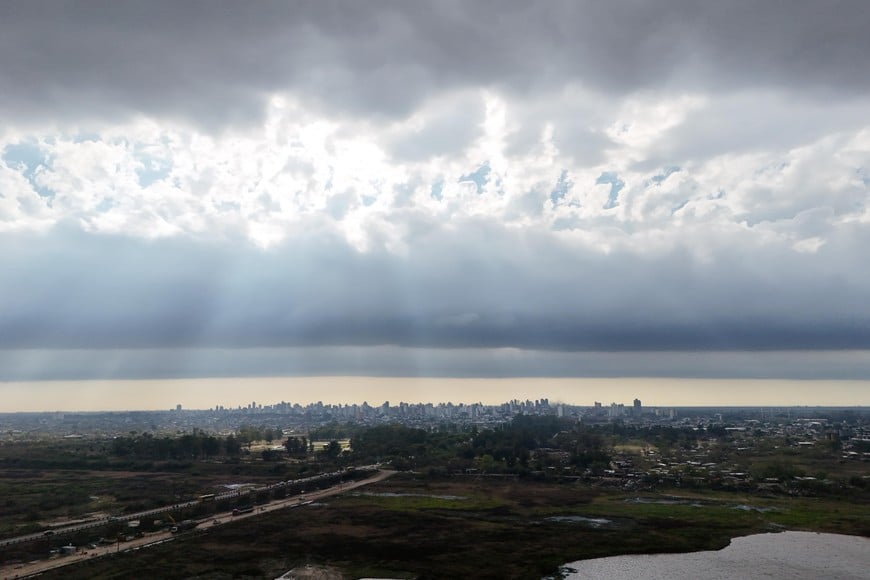 La nubes oscurecieron el cielo, pero sin las precipitaciones esperadas por el SMN. Crédito: Fernando Nicola