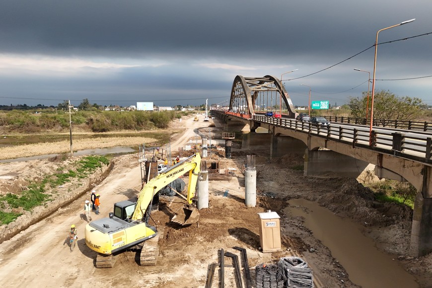 Impactante nubarrón se avecinaba del oeste, mientras trabajaban en el nuevo Carretero. Foto: Fernando Nicola