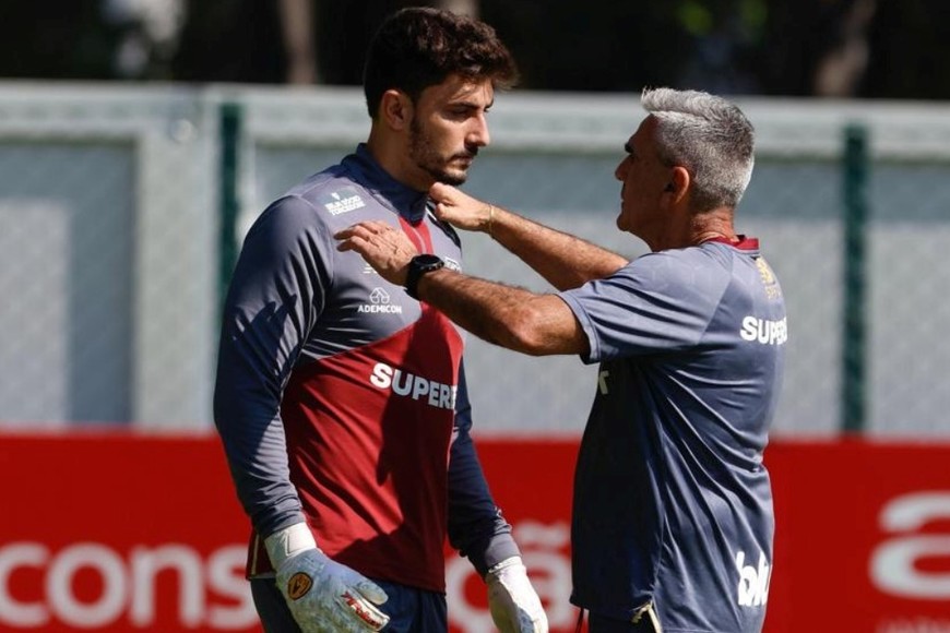 Gustavo Nepote junto al arquero titular, Rafael, de muy buena actuación. Crédito: El Litoral.
