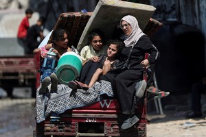 Displaced Palestinians travel on a cart loaded with belongings as they flee amid an Israeli military operation, in Gaza City, August 22, 2025. REUTERS/Mahmoud Issa     TPX IMAGES OF THE DAY