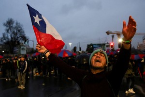 Hincha de Universidad de Chile  frente a embajada tras detenciones en Argentina. Crédito: REUTERS.