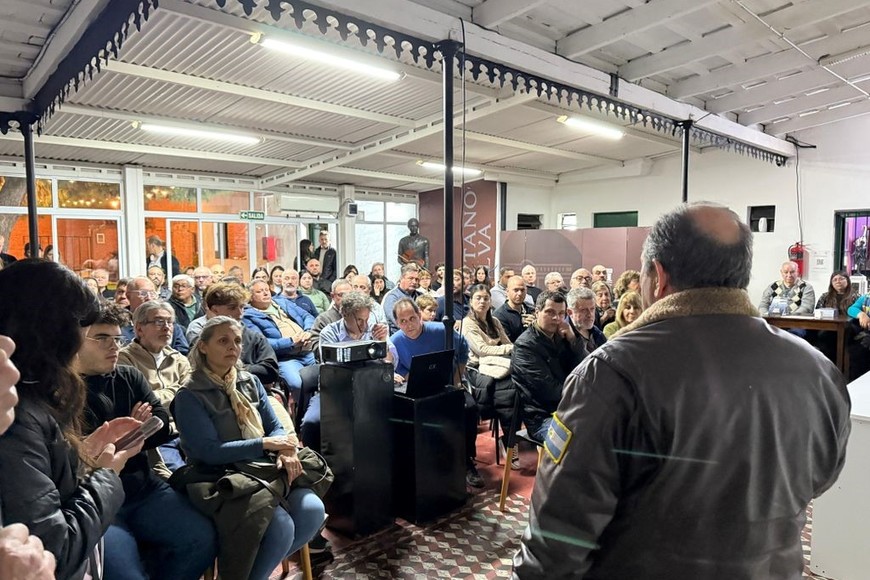 Owen Crippa durante su charla en un colmado Museo "Cayetano Silva".