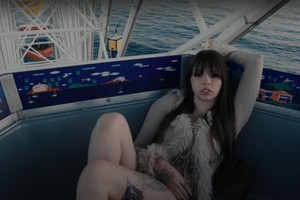 Saramalacara en el videoclip de “Esa Hoe”