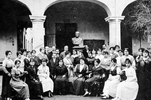 Imagen de docentes del siglo XIX, con el busto de Domingo Faustino Sarmiento como respaldo y referente representativo. Gentileza