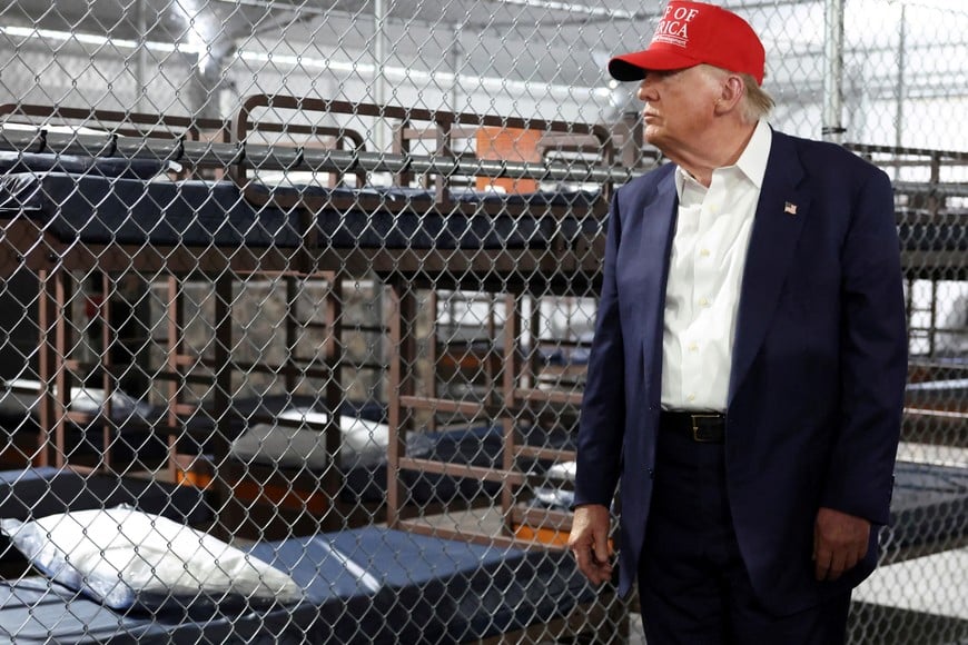 FILE PHOTO: U.S. President Donald Trump visits a temporary migrant detention center informally known as "Alligator Alcatraz" in Ochopee, Florida, U.S., July 1, 2025. REUTERS/Evelyn Hockstein/File Photo