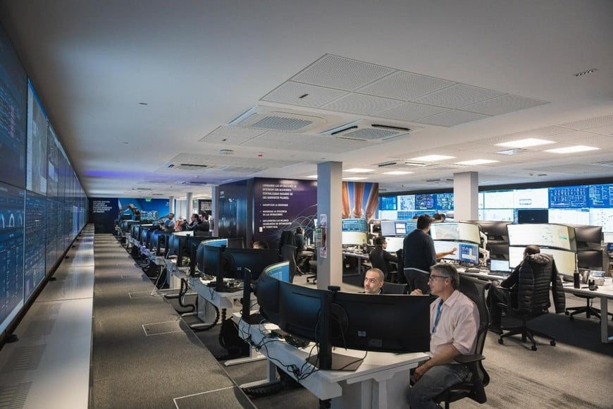 La sala cuenta con 54 puestos de trabajo y opera 24/7.