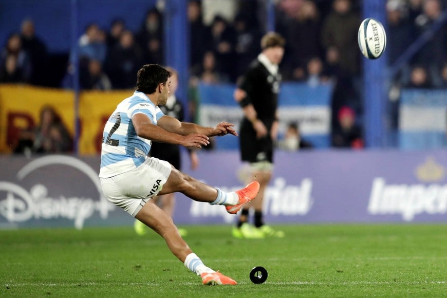 Rugby Union - Rugby Championship - Argentina v New Zealand - Jose Amalfitani Stadium, Buenos Aires, Argentina - August 23, 2025
Argentina's Santiago Carreras scores a conversion REUTERS/Pedro Lazaro Fernandez