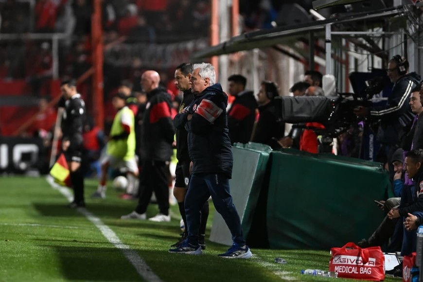 El "cuarteto de imágenes" que repitió Unión en Córdoba el viernes de la semana pasada. Gran primer tiempo del equipo de Madelón y necesario triunfo para alargar la diferencia con los de más abajo en la tabla anual.
Foto: Facundo Luque