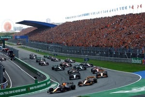 Formula One F1 - Dutch Grand Prix - Circuit Zandvoort, Zandvoort, Netherlands - August 25, 2024
Red Bull's Max Verstappen and McLaren's Lando Norris in action during the race REUTERS/Piroschka Van De Wouw     TPX IMAGES OF THE DAY