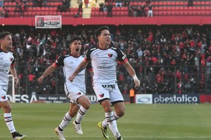 El festejo de Lago por el 1 a 0. Crédito: Carolina Niklison