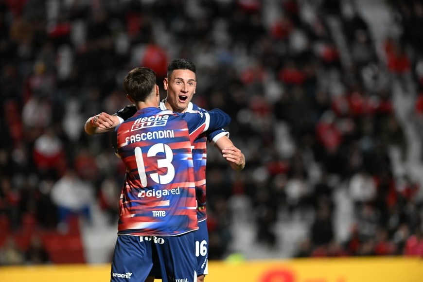 Valentín Fascendini jugó un muy buen partido en Córdoba. En realidad, desde que se ganó la titularidad no le ha fallado a Madelón y el rendimiento del ex Boca es muy bueno, entendiéndose con todos los compañeros de zaga que tuvo hasta ahora: Pardo, Ludueña y Maizon Rodríguez Foto: 
Facundo Luque