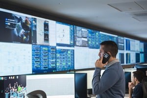 Tecnología satelital conecta recursos de campo con la sala.