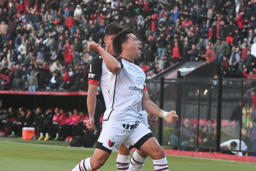 El festejo de Lago por el 1 a 0. Crédito: Carolina Niklison