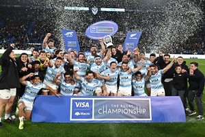 El festejo de Los Pumas con el trofeo del duelo. Crédito: REUTERS/Pedro Lazaro Fernandez