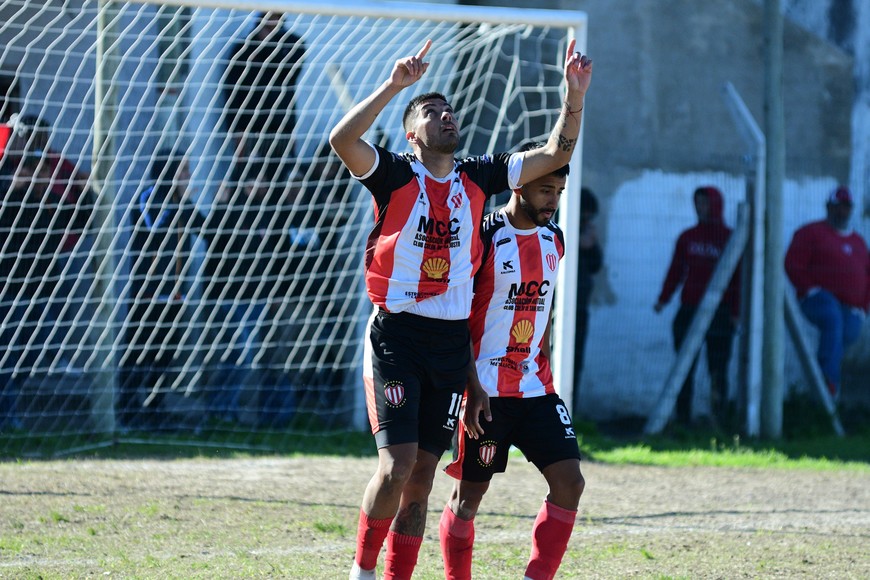 En Sauce Viejo. Colón de San Justo venció a Vecinal Gálvez y jugará un partido final con Sanjustino. Crédito: Luis Cetraro