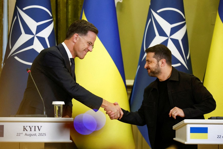 Ukrainian President Volodymyr Zelenskiy and NATO Secretary General Mark Rutte shake hands at a press conference, amid Russia's attack on Ukraine, in Kyiv, Ukraine, August 22, 2025.  REUTERS/Thomas Peter     TPX IMAGES OF THE DAY