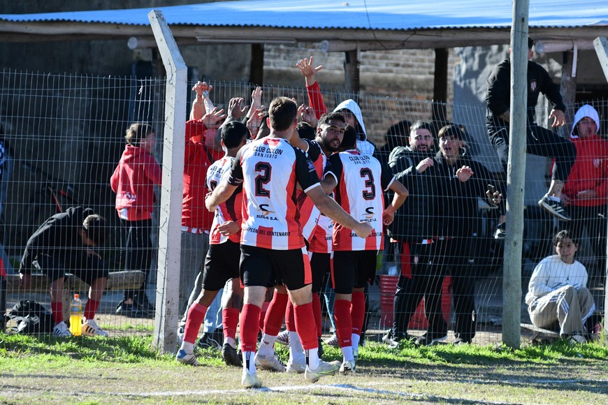 En Sauce Viejo. Colón de San Justo venció a Vecinal Gálvez y jugará un partido final con Sanjustino. Crédito: Luis Cetraro