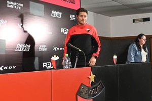 ¿Será "El Brujo" Ezequiel?. La presentación oficial de Ezequiel Medrán como flamante entrenador profesional del plantel de Colón para estas fechas finales de 2025. ¿Podrá cambiar el andar sin rumbo de un equipo que se come a los DT?. Foto: Flavio Raina.
