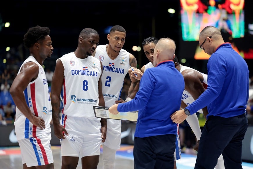 Basketball - FIBA AmeriCup 2025 - Group C - Dominican Republic v Colombia - Polideportivo Alexis Arguello, Managua, Nicaragua - August 22, 2025
Dominican Republic coach Nestor Garcia talks to Dominican Republic's David Jones, Angel Nunez, Andres Feliz and Victor Liz during the match REUTERS/Luisa Gonzalez