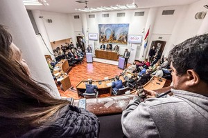 Recinto del Concejo Municipal de Santa Fe. Imagen de una de las audiencias públicas de la Comisión de Régimen Municipal, Derecho a la Ciudad y Ordenamiento Territorial.