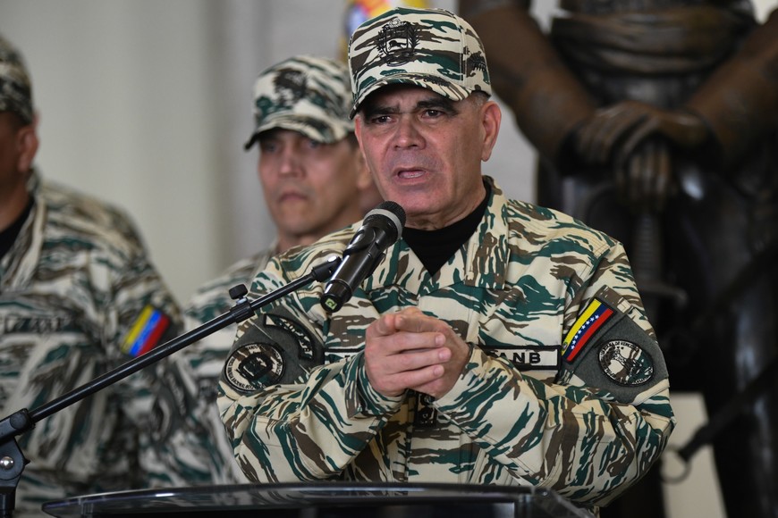 (250823) -- CARACAS, 23 agosto, 2025 (Xinhua) -- El ministro para la Defensa de Venezuela, Vladimir Padrino López, habla durante una conferencia de prensa, en Caracas, Venezuela, el 23 de agosto de 2025. Padrino López inició el sábado el proceso voluntario de alistamiento a la Milicia Bolivariana, componente especial de la Fuerza Armada Nacional Bolivariana, en rechazo a las recientes agresiones de Estados Unidos. (Xinhua/Marcos Salgado) (ms) (oa) (da)
