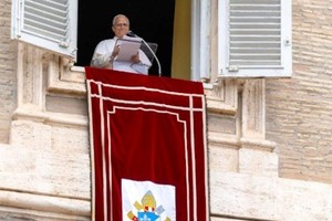 El papa León XIV dirigió su mensaje desde la Plaza de San Pedro ante miles de peregrinos. Foto: Vatican News