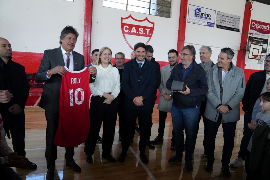 Las autoridades inauguraron la cancha del Club San Telmo, reparada tras el temporal de marzo.