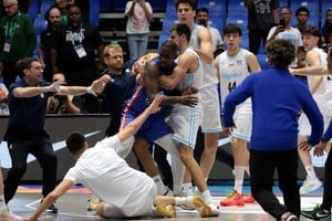 Basketball - FIBA AmeriCup 2025 - Group C - Argentina v Dominican Republic - Polideportivo Alexis Arguello, Managua, Nicaragua - August 24, 2025
Dominican Republic's David Jones and Argentina's Nicolas Brussino clash REUTERS/Luisa Gonzalez
