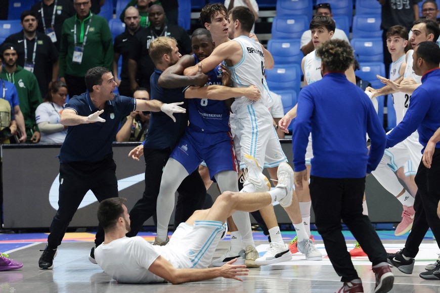 Basketball - FIBA AmeriCup 2025 - Group C - Argentina v Dominican Republic - Polideportivo Alexis Arguello, Managua, Nicaragua - August 24, 2025
Dominican Republic's David Jones and Argentina's Nicolas Brussino clash REUTERS/Luisa Gonzalez