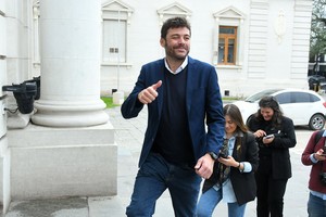 El gesto del concejal de Rosario y convencional, Juan Monteverde (Más para Santa Fe) para con los periodistas,  reporteros gráficos y camarógrafos que cubren la Convención que también otros aprovecharon. Créditos: Guillermo Di Salvatore