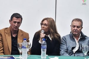Protagonistas. Leandro Birollo, Clauida Giaccone y Alejandro Schneider en el momento de la presentación formal del torneo de Fútbol Femenino.