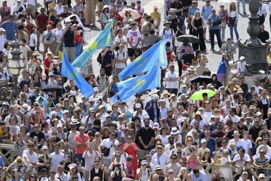 Fieles en el Vaticano escucharon el llamado a rezar por Ucrania y Mozambique. Foto: Vatican News