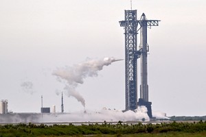 A SpaceX Super Heavy booster carrying the Starship spacecraft vents before the launch is scrubbed to allow for troubleshooting of a ground issue at the company's launch complex in Starbase, Texas, U.S., August 24, 2025. REUTERS/Steve Nesius