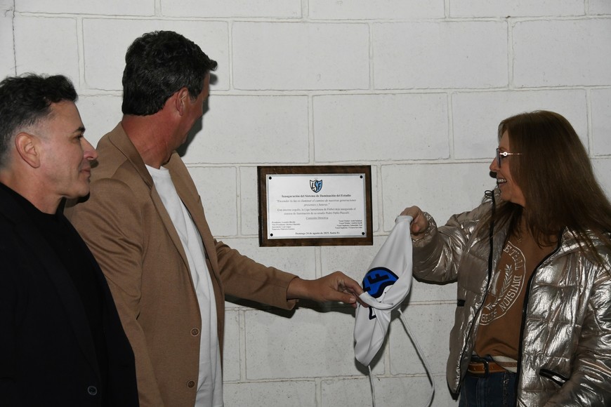 La placa fue descubierta por Giaccone y Birollo, acompaña Luis López. Crédito: Manuel Fabatía.