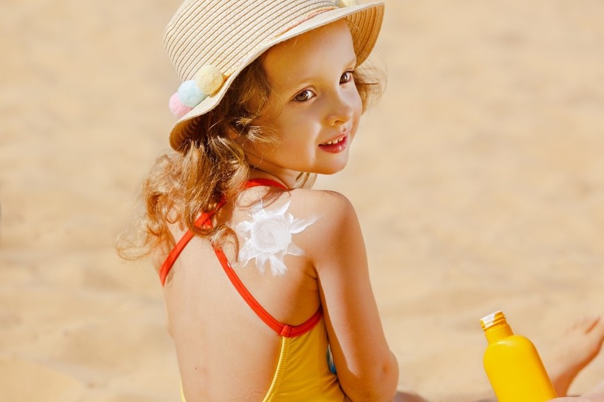 Aplicar protector solar específico para niños previene quemaduras y daños a largo plazo.