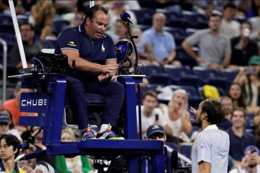 Daniil Medvedev se saca con el juez Greg Allensworth.