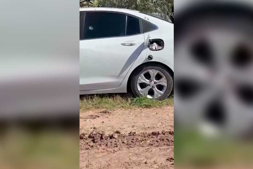 La tapa del tanque de nafta abierta con un trapo, otro indicio clave.