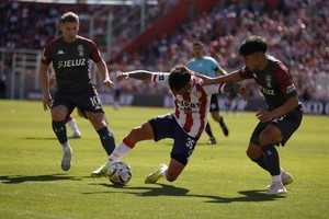 Lautaro Vargas y una imagen que se repitió durante el partido del domingo: marcado a presión por los jugadores de Huracán. Foto: Matías Pintos