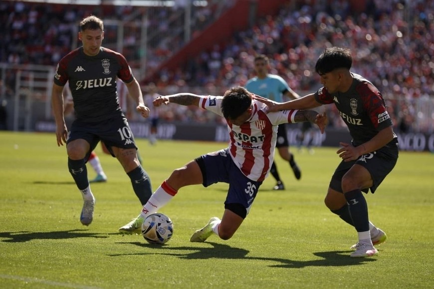 Lautaro Vargas y una imagen que se repitió durante el partido del domingo: marcado a presión por los jugadores de Huracán. Foto: Matías Pintos