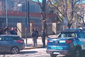 Fuerzas de seguridad trabajan en el edificio de Alem y Juan Bautista Alberdi. Foto: gentileza.