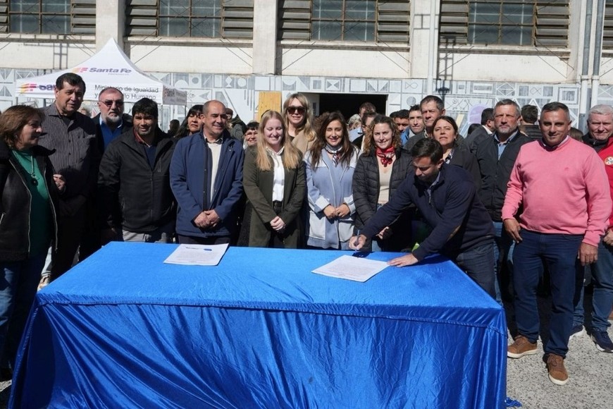 El Gobierno de Santa Fe firmó 115 convenios con municipios, comunas y organizaciones para fortalecer los Centros de Día.