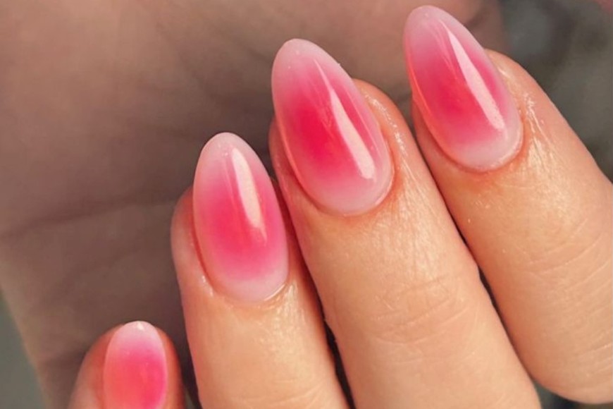 La tendencia permite lucir manos llamativas y elegantes sin depender de un solo color.