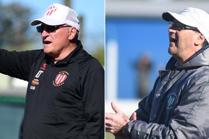 Miguel Restelli, DT de Colón de San Justo y Marcelo Molina, DT de Sanjustino. Crédito: Luis Cetraro.