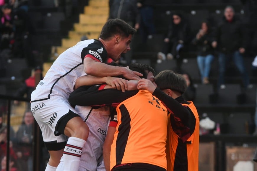 Talpone, uno de los que levantó su nivel, festeja con desahogo el gol de Lago que le daba la ventaja parcial a Colón en el partido ante Chacarita. Crédito: Carolina Niklison