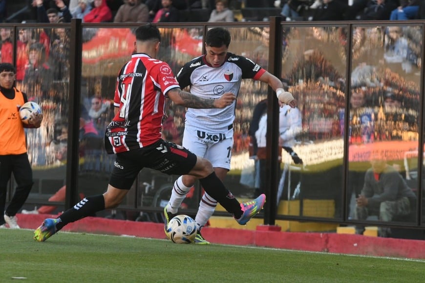Lago intenta desbordar por el lateral izquierdo. De fondo se puede ver el acrílico colocado en ese sector, que le da una fisonomía distinta al Brigadier López. Crédito: Carolina Niklison