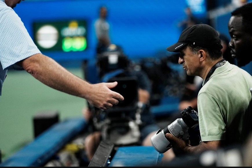 El fotógrafo fue expulsado de la cancha.
