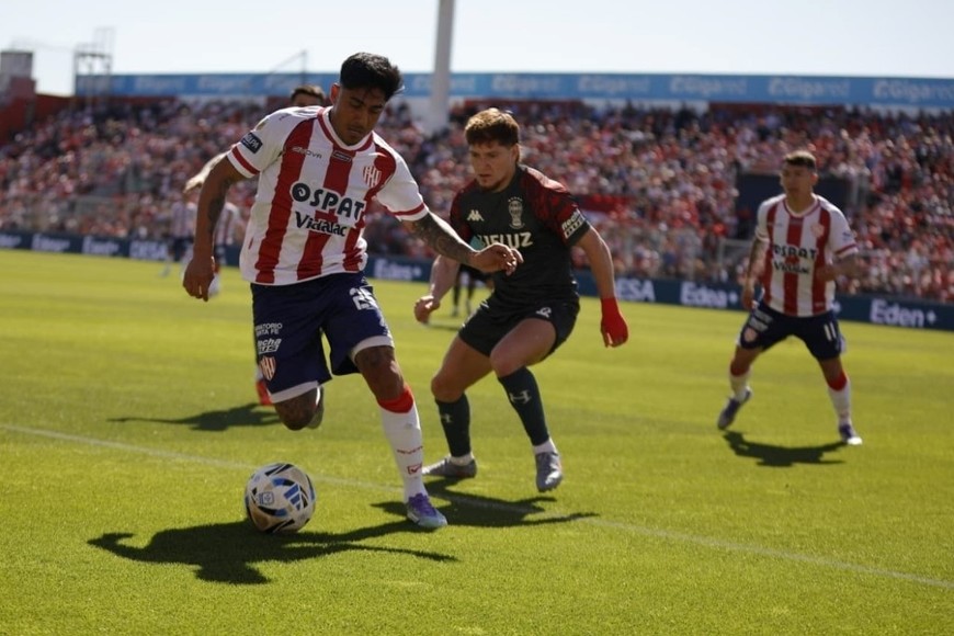 Cristian Tarragona tuvo un duelo especial con varios defensores y Madelón tuvo que sacarlo porque estaba amonestado y era candidato a la roja. Foto: Matías Pintos